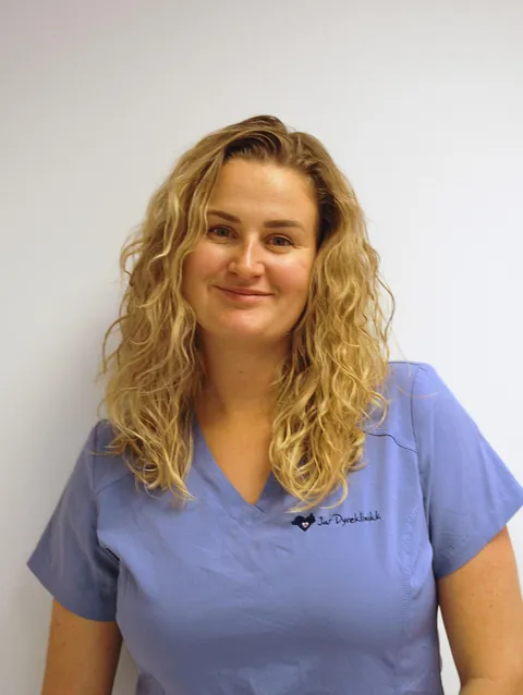 Bilde av ansatt ved veterinærklinikk